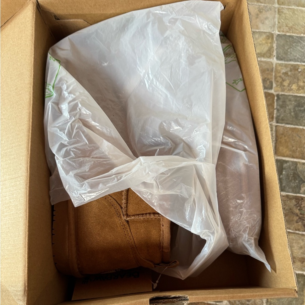 New in box Bearpaw Tan Suede Boots - Picture 2 of 8